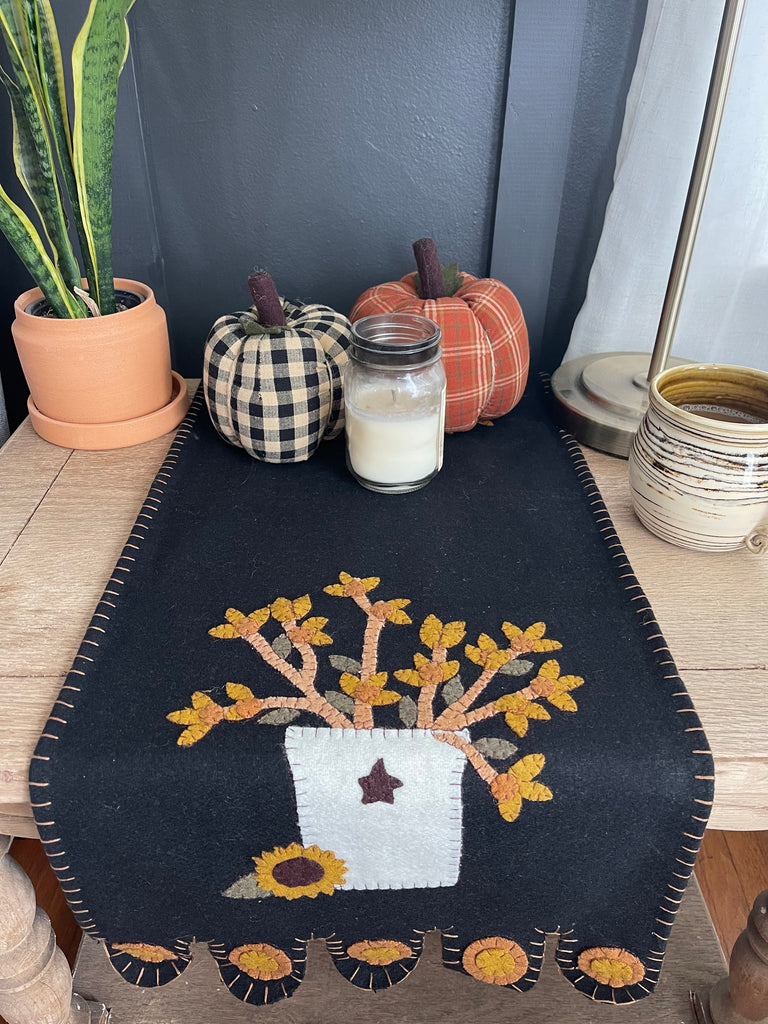 Bitter Sweet Crock Table Runner TRRE0322